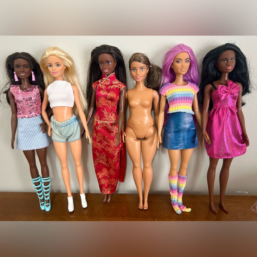 Lot of Barbie Fashionistas dolls in good condition w/ some clothing